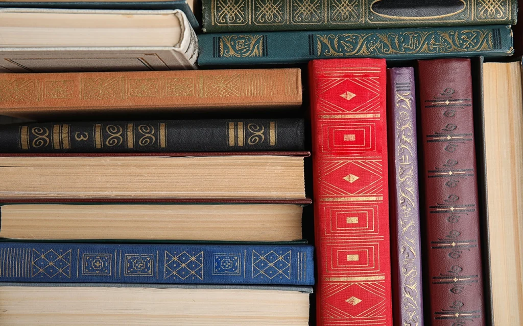 Há uma coisa estranha que acontece quando pegamos num livro usado.

Antes mesmo de começar a ler, já sabemos que alguém esteve ali antes de nós. Às vezes há marcas de leitura, um sublinhado a lápis, uma página dobrada no canto. Noutros casos, o livro simplesmente cheira a tempo. E isso, inevitavelmente, muda alguma coisa na forma como o recebemos.