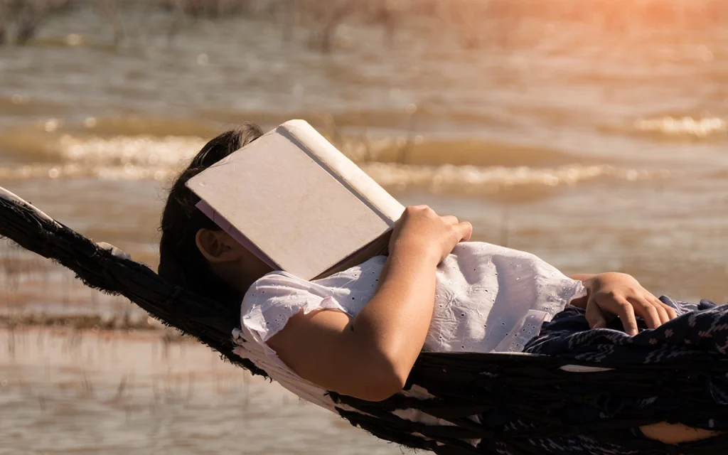 Há uma pergunta que aparece sempre nas conversas sobre leitura: quantos livros leste este ano?

Não o que leste. Não o que ficou. Quantos.

É uma pergunta inocente, mas carrega uma ideia por baixo: que a leitura se mede em quantidade. Que ler muito é ler bem. Que quem lê depressa leva vantagem sobre quem lê devagar. No entanto, será mesmo assim?