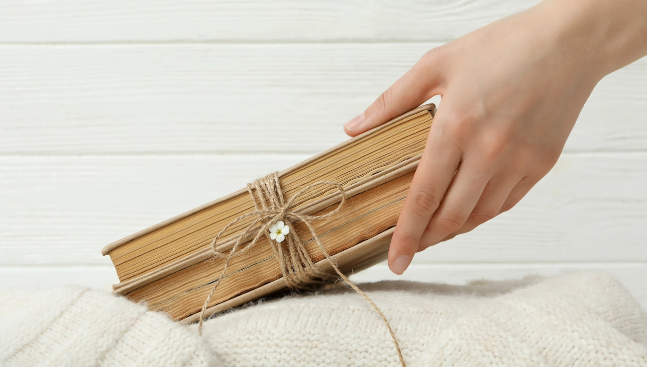 Livros antigos embrulhados com cordel - como cuidar dos livros usados